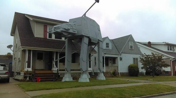 de halloween un american si a construit in curte o replica a vehiculului at at din star wars