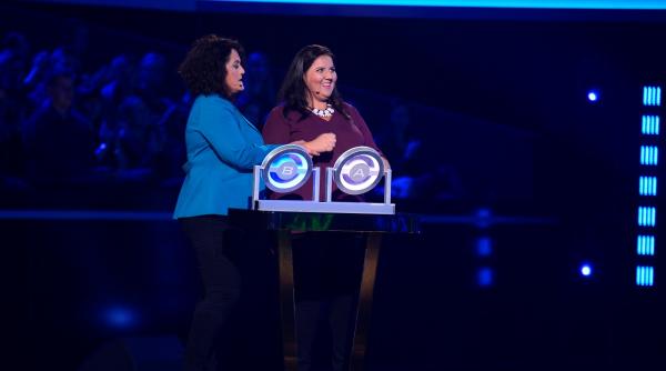 doua prietene isi testeaza optimismul in fata marelui zid