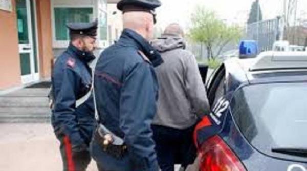 caz socant in italia o romanca umilita de iubit s a aruncat in gol de la etajul al doilea al apartamentului in care lucra