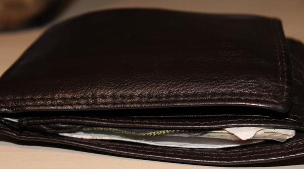 un tanar a predat politistilor din motru un portofel gasit pe strada in care erau 700 de euro