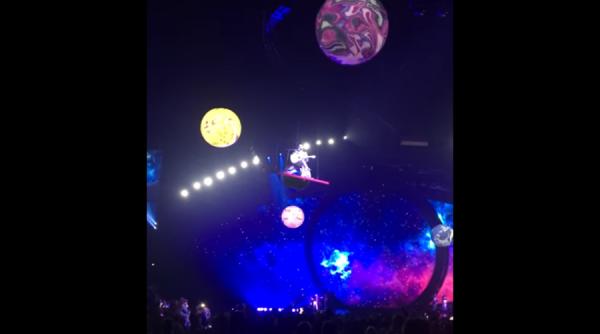 momente de groaza pentru cantareata katy perry accident nefericit in plin concert