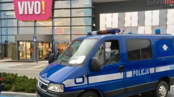 polonia o persoana a fost ucisa si alte sapte ranite intr un atac cu cutitul intr un centru comercial