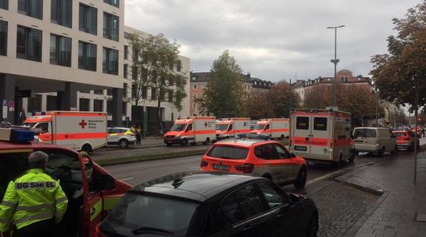 politia germana vaneaza un individ care a ranit mai multe persoane in munchen