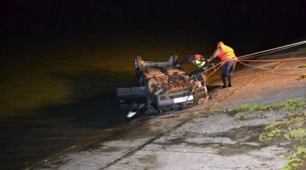 teleorman o femeie a cazut cu masina in raul olt dupa ce a pierdut controlul volanului