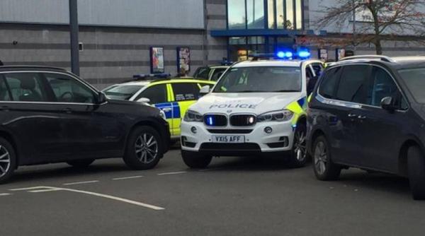 un barbat inarmat a luat mai multi ostatici intr un parc de distractii din anglia