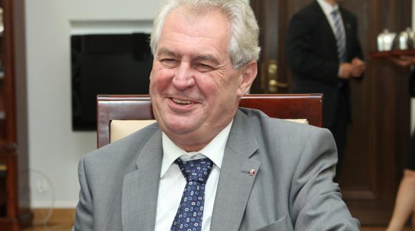 gest scandalos al presedintelui cehiei cum a aparut zeman la o conferinta de presa