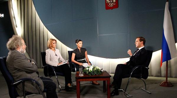 prezentatoare de radio injunghiata in gat in biroul ei