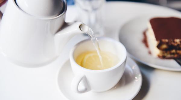 5 motive sa bei apa calda cu lamaie si miere in fiecare dimineata