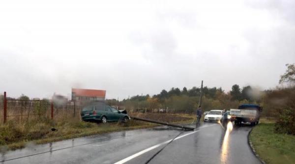 a rupt un stalp cu masina si a fugit de la locul accidentului