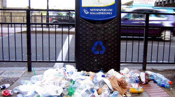 marea britanie dubleaza amenzile pentru cei care arunca gunoaie pe jos pana la 200 de dolari