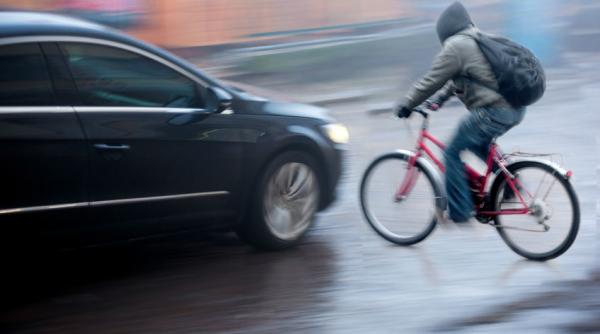 un biciclist a murit dupa ce a fost impins de vant in fata unei masini