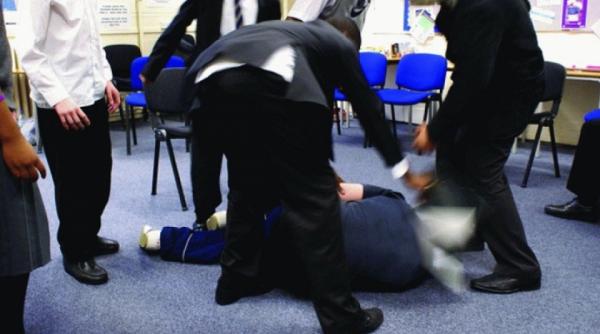 tragedie intr o scoala din dambovita un copil a ajuns in coma la spital dupa ce a fost batut pe un coleg