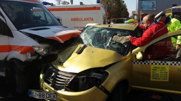 accident teribil in constanta o ambulanta a lovit violent un taxi