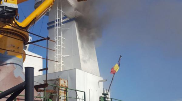 incendiu in portul constanta arde o macara plutitoare