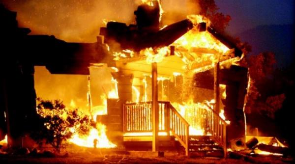 caz socant la vatra dornei proprietarii unei case care ardea nu i au lasat pe pompieri s o stinga