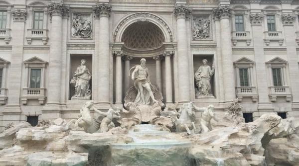 italia fontana di trevi vandalizata dupa ce un barbat a turnat vopsea rosie in apa