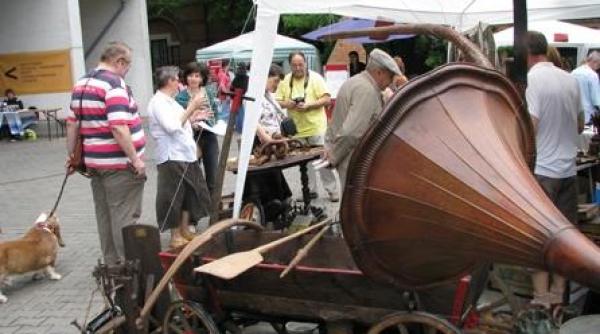 mobilier crestat ceramica podoabe si bancnote vechi de vineri pana duminica la targul de antichitati taranesti de la mntr