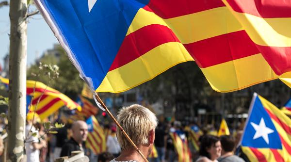 zeci de manifestanti au salutat la barcelona anuntul declararii independentei cataloniei