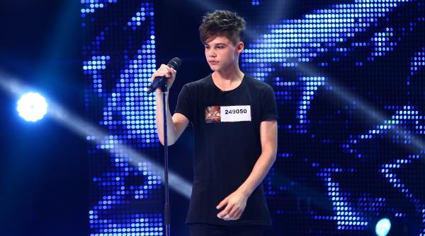 vreau sa ma fac mandru pe mine sa ma uit la televizor si sa ma aplaud singur