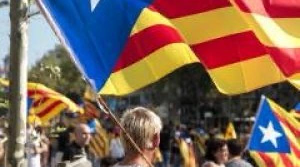 catalonia mii de manifestanti anti secesiune se aduna la barcelona pentru a apara unitatea spaniei