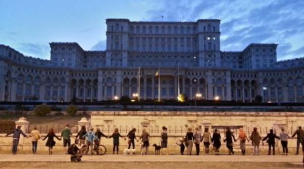 lant uman in jurul parlamentului in semn de protest fata de vaccinarea obligatorie