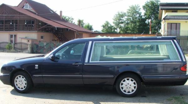 incredibil un sofer de la pompe funebre prins beat la volan cu mortul in masina