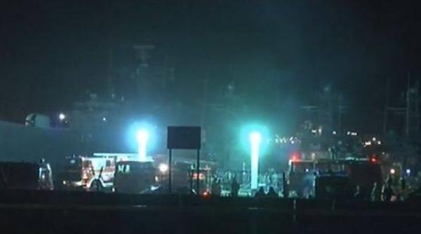 o nava militara in flacari in portul constanta