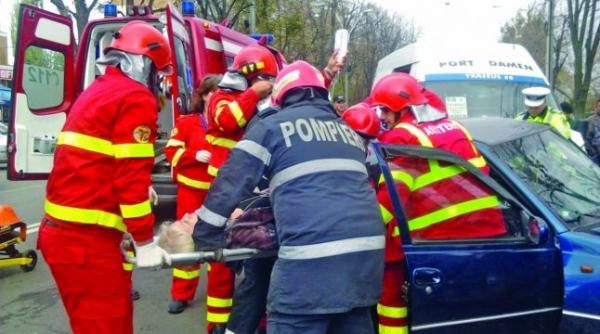 teleorman doi pescari ramasi blocati pe raul olt din cauza vantului si a valurilor mari salvati de pompieri