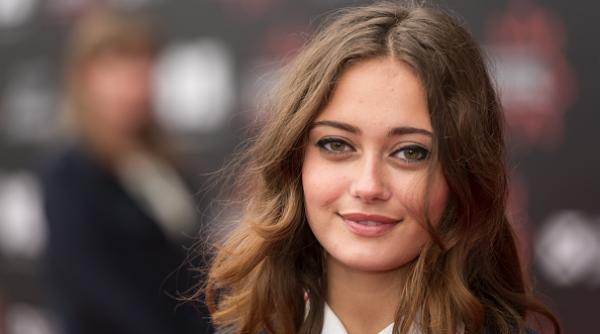 soc in lumea filmului brad pit este indragostit de o actrita cu 30 de ani mai tanara