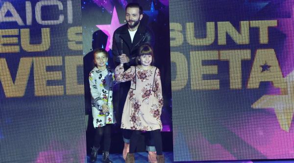 mara si cezara gemenele lui mihai morar la aici eu sunt vedeta tata se uita chiar si in geamuri sa vada cum ii sta parul