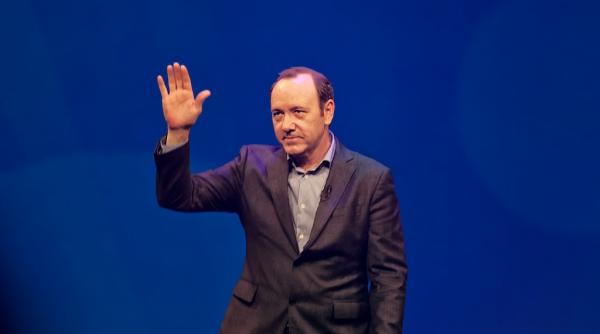 un al doilea barbat il acuza pe kevin spacey de hartuire sexuala