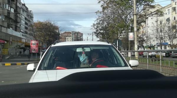 o soferita din botosani a provocat un scandal urias dupa ce a fost fotografiata in timp ce sofa avand un copil in brate