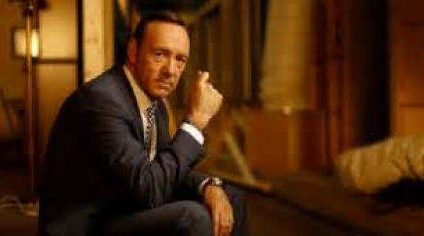 mai multi membri din echipa de productie a serialului house of cards il acuza pe kevin spacey de hartuire sexuala