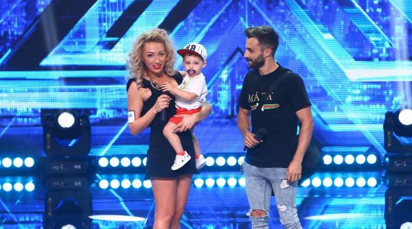 un bebelus urca pe scena x factor