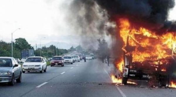 un tir a luat foc in mers pe de 581 la iesirea din comuna cretesti