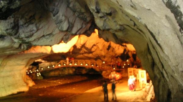 trei persoane surprinse sub un mal de pamant in localitatea pestera bolii