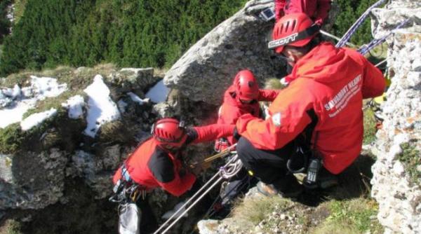 doi tineri blocati pe piatra secuiului recuperati de salvamontisti dupa o interventie de cinci ore