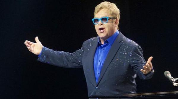 elton john premiat de fundatia harvard pentru implicarea sa in lupta contra hiv sida