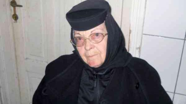 socant o maicuta de 79 de ani a fost batuta cu bestialitate de un fost politist