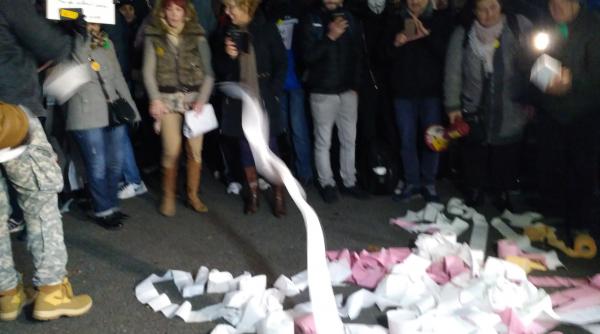 peste 1 500 de manifestanti in piata victoriei protestatarii au aruncat cu hartie igienica spre sediul guvernului