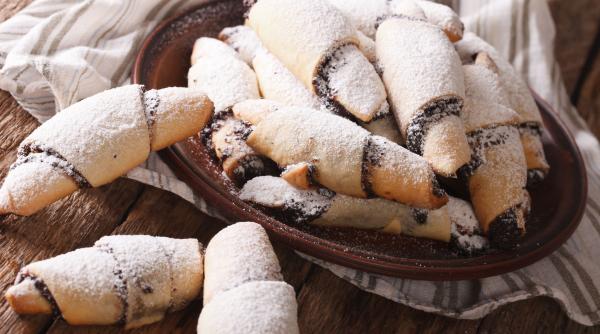 reteta zilei cornulete cu gem si nuca