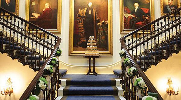 un barbat transformat in femeie a fost acceptat intr un club de gentlemeni