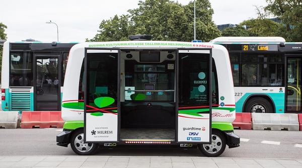 un microbuz autonom a fost implicat intr un accident din cauza unui om