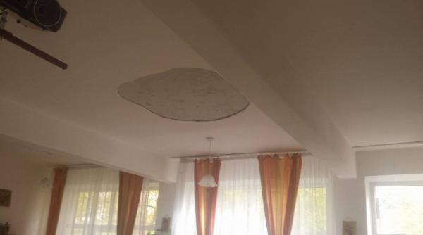 incident grav intr o scoala din alexandria o bucata de tavan s a prabusit peste elevi