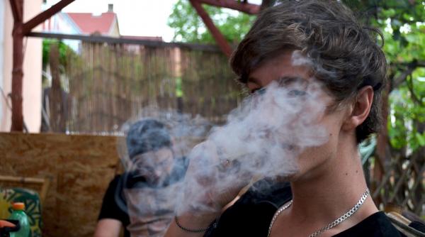 6 tineri prinsi de politisti in timp ce consumau etnobotanice langa o scoala