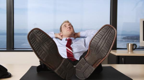de ce stau sefii cu picioarele pe birou