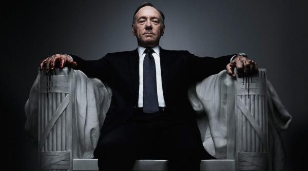 kevin spacey s a asezat pe tronul elisabetei a ii a