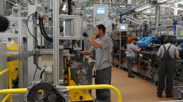 piata muncii pune presiune pe patroni in vest si pe angajati in est