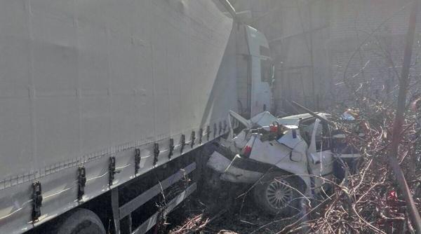 un tir a facut prapad pe o sosea din giurgiu 4 masini facute praf 2 raniti si curtea unei care distrusa