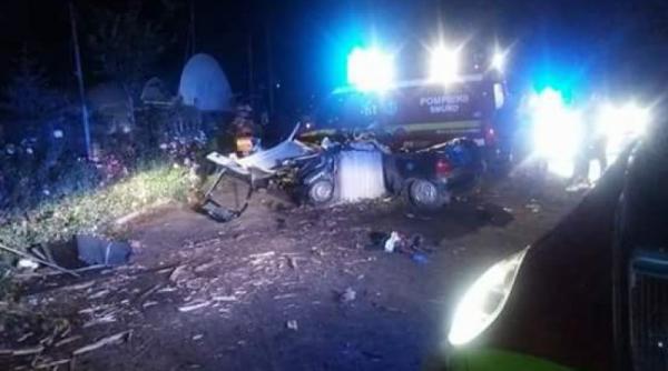 accident grav in care au fost implicate doua autoturisme si o caruta doi morti si trei raniti